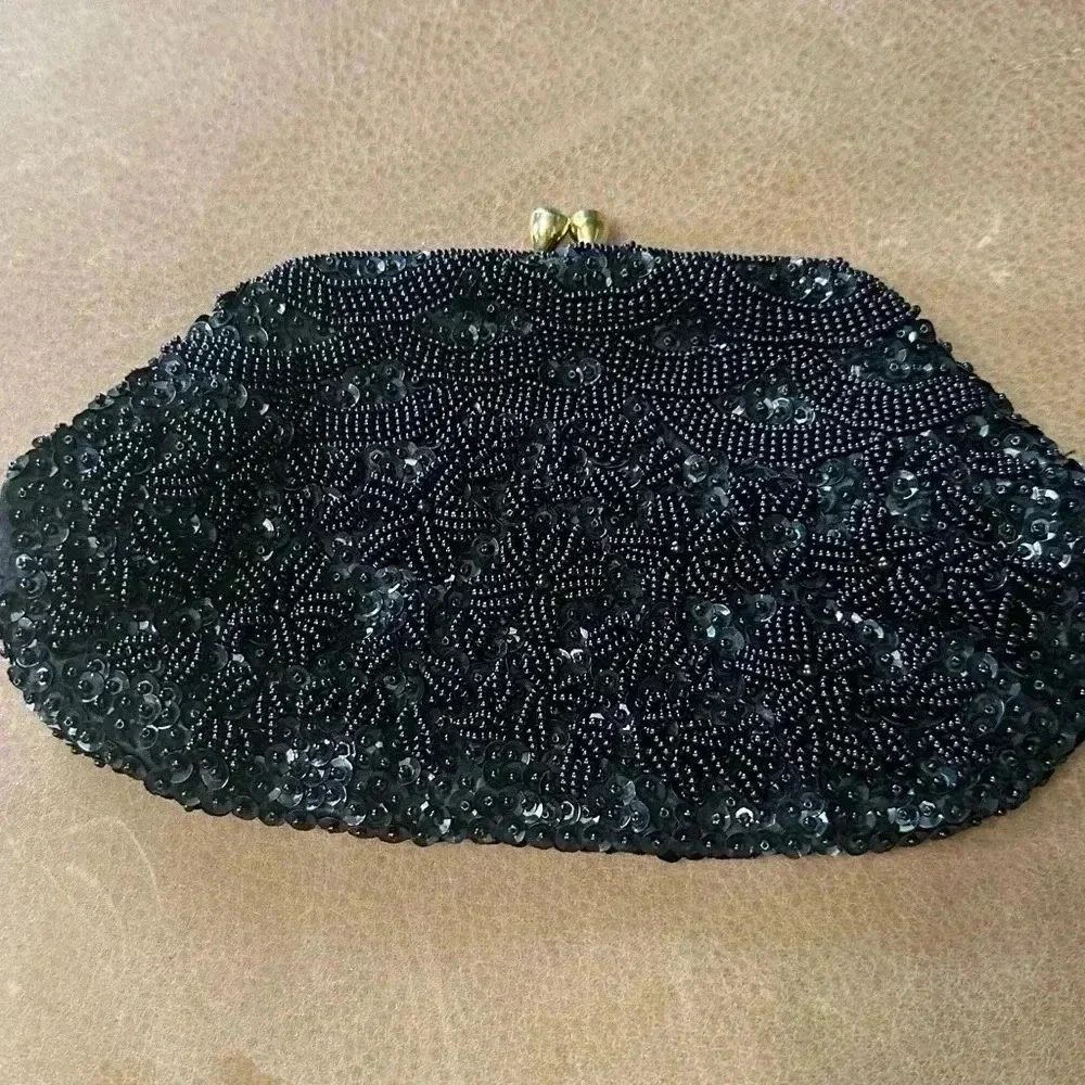 A SAFCO BAG Black Beaded and Sequin Kiss Closure Clutch